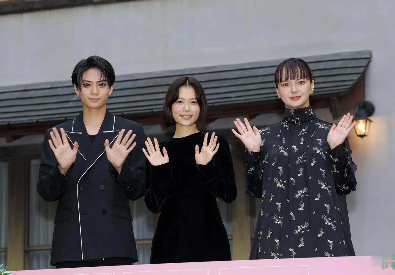 日娱新闻多部未华子 演员杉咲花和多部未华子于6月9日在东京都内举行的Prime 