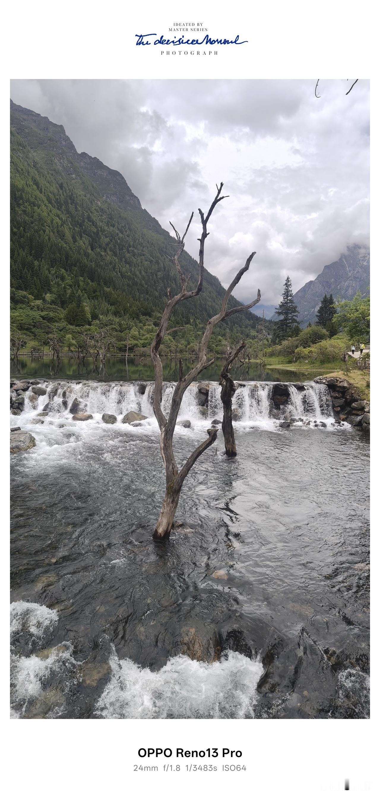走完川西诸多美景，最让我念念不忘的，还是四姑娘山长坪沟灵动的溪水。都说山水相依，