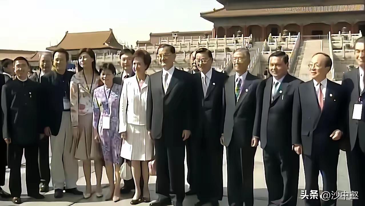 20年前是配角，随连战访问大陆，开启两岸和平之旅；
20年后成主角，带队再访大陆