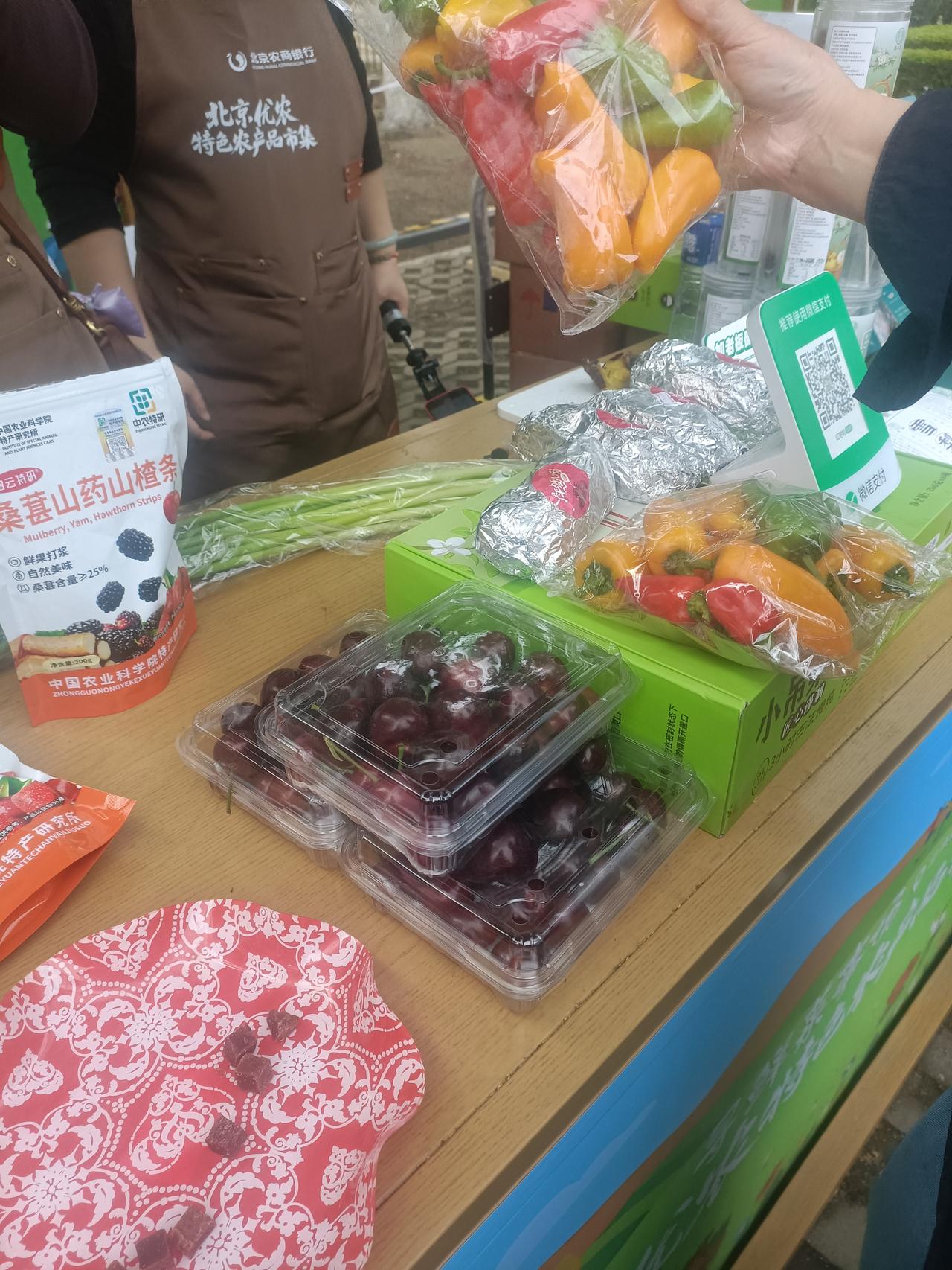 看到“油盐酱醋伴日月”这个上联，我觉得“锅碗瓢盆度春秋”这个下联就很妙。上联里油