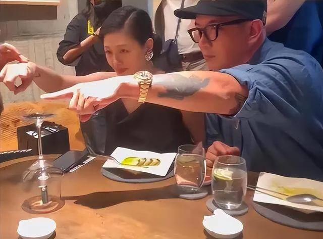 大S传出的新鲜事又来了！韩国媒体爆料称，大S已经在韩国顺利生下她的第三个孩子了。