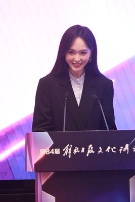 哇，唐嫣出席第84届解放日报文化讲坛时的黑白穿搭可真好看呀……

黑白色搭配，充