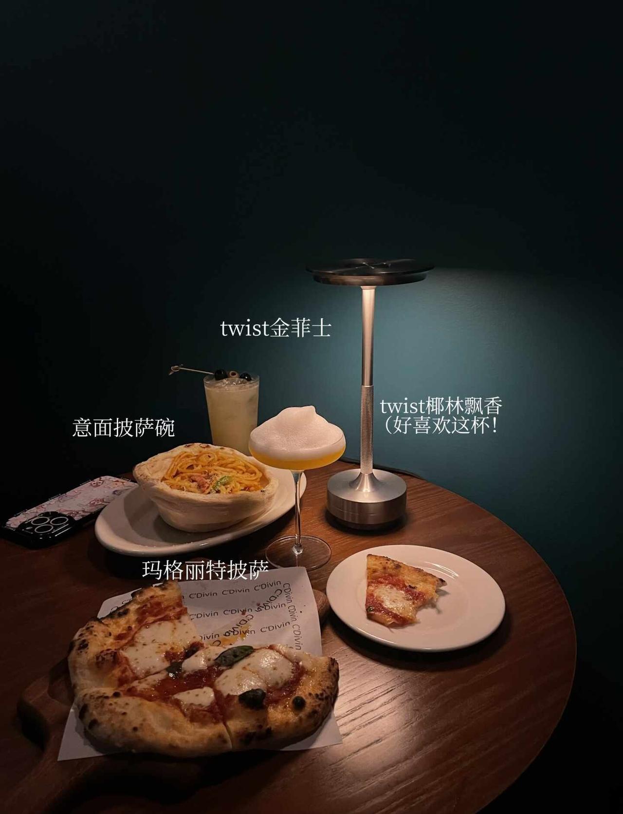 广州一定还会再来喝的bar😭
点了调酒师推荐的两杯酸甜口味，椰林飘香超级好喝！