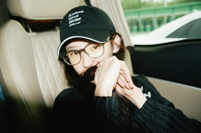 张艺凡用手语和聋哑观众交流 张艺凡比手语的样子好美，不是那种精心打扮的美，是心里