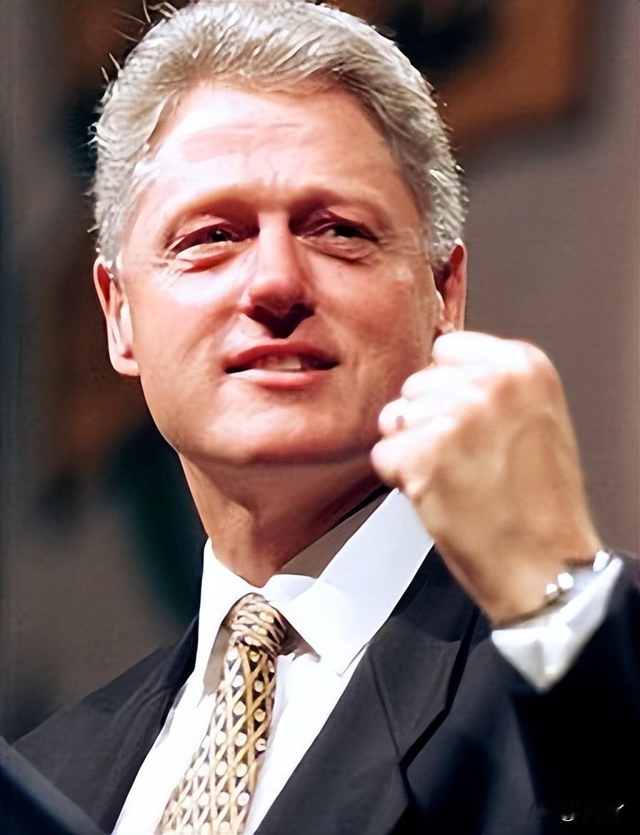 爱泼斯坦案文件公布，克林顿名字被多次提及，特朗普团队却转发照片反击，这背后有何隐