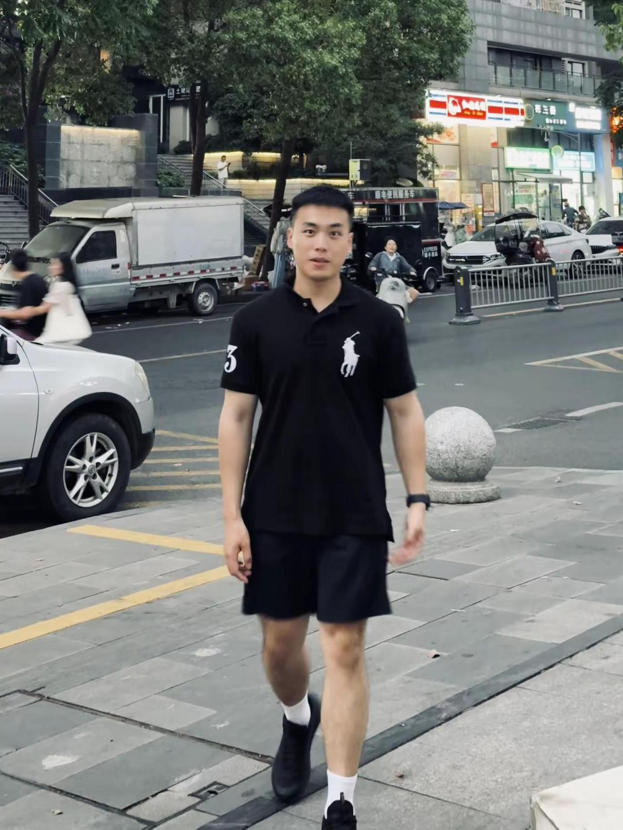 只有涨停才能治愈我身上所有的阴郁简单穿搭citywalk