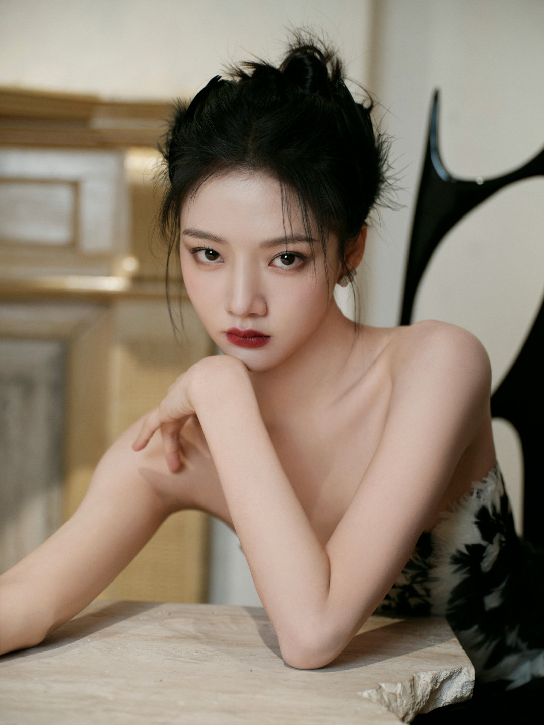 #任敏暗黑天鹅妆##任敏黑天鹅羽毛裙#来自任敏的美貌暴击已送达！！妹妹这自带的清