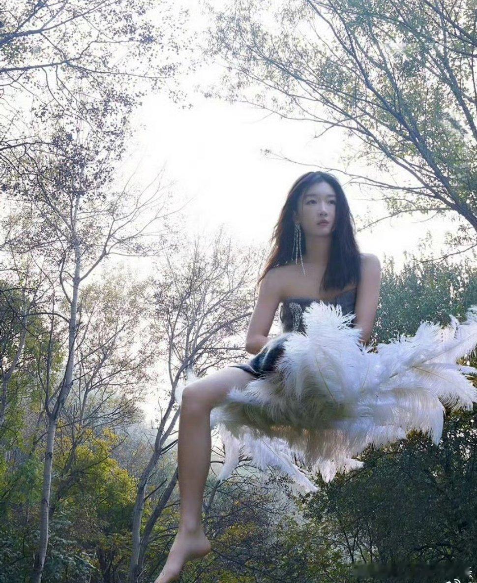 周冬雨剪回短发了一直以为周冬雨短发更漂亮更符合她清纯的气质~ 