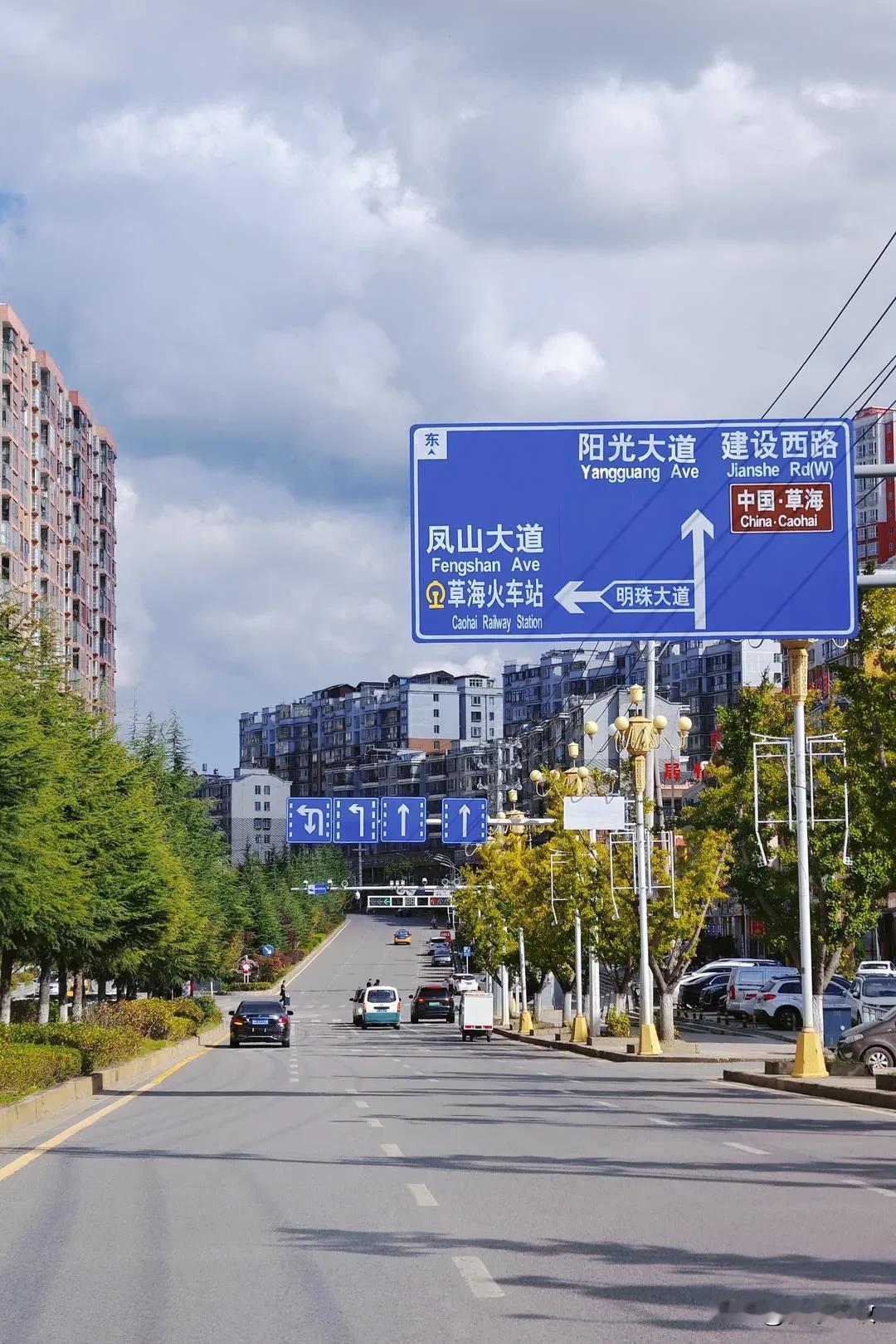 #乡村振兴在威宁# 
     秋已经来了，小城路两旁的树木慢慢变黄。草海的风迎