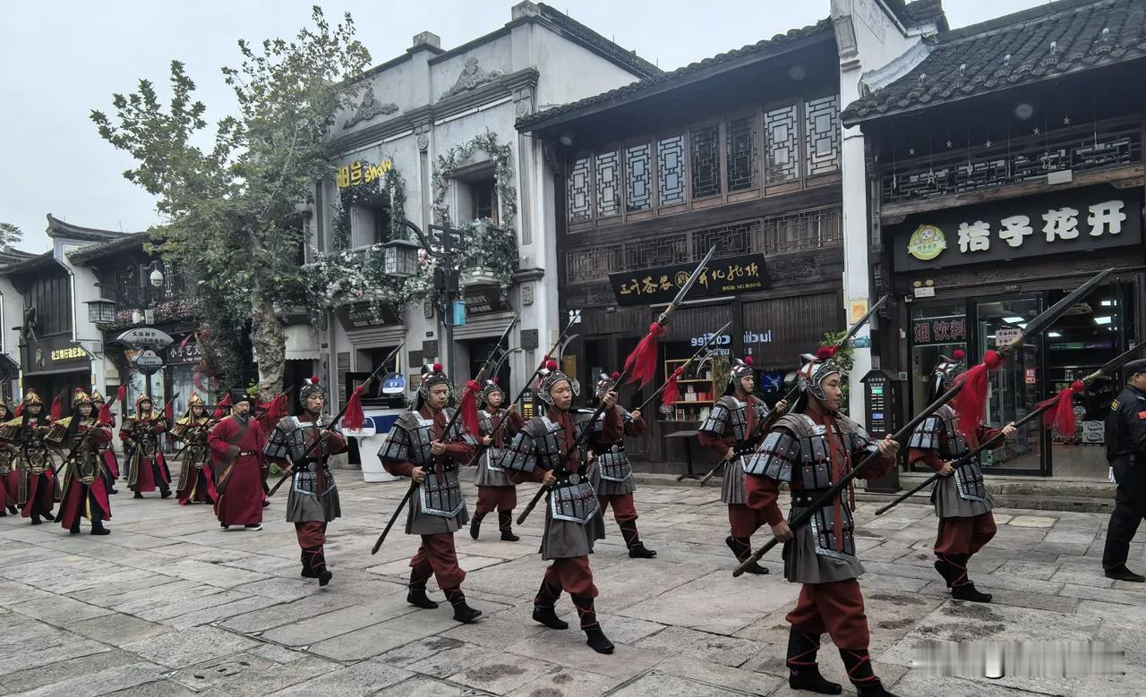 庄子《齐物论》中讲：“天地与我并生,而万物与我为一”天地与我们是共同存在的，人与