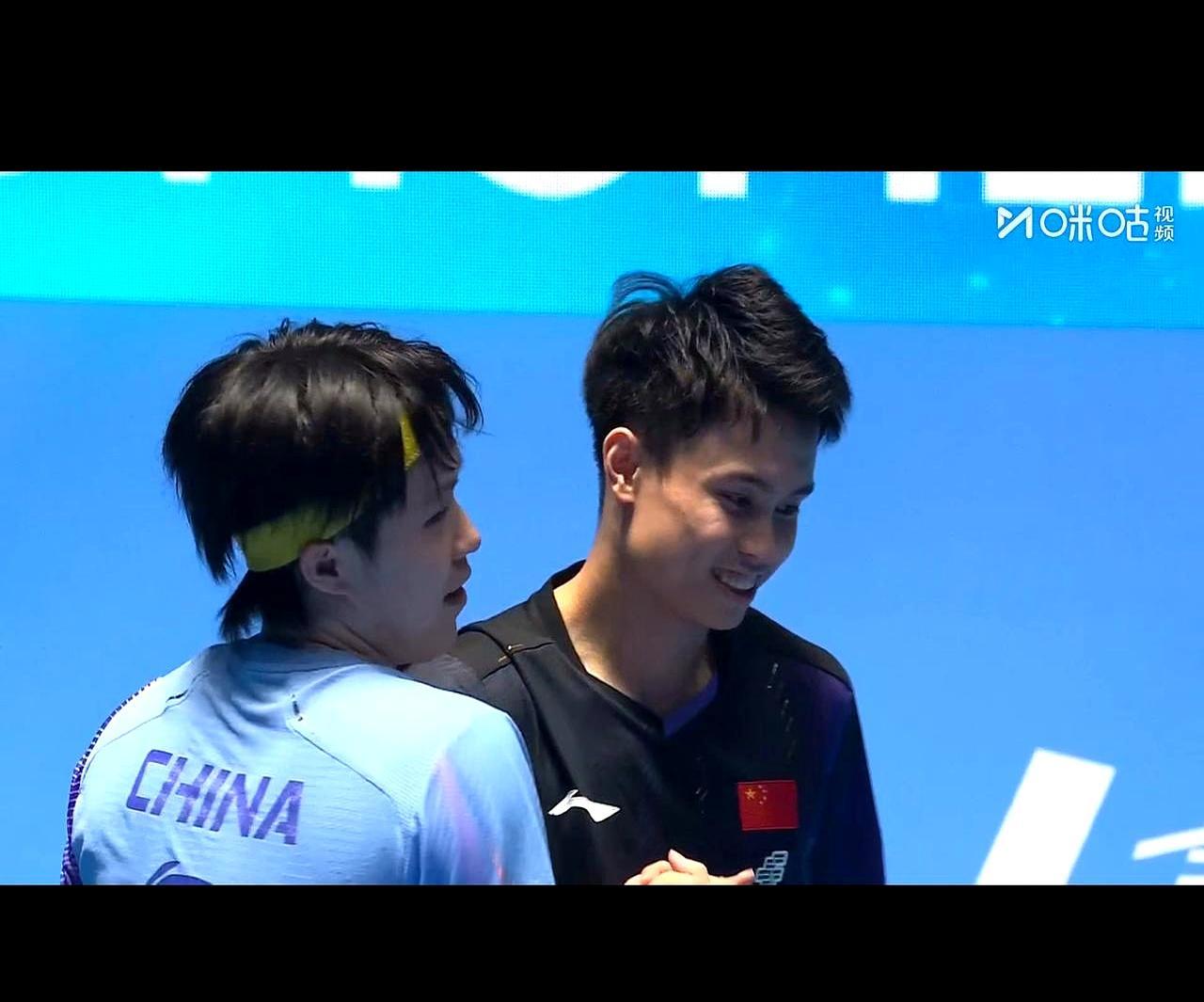 赢了球的王楚钦，开口第一句，却全是夸对手。
 
两人从头抡到尾，球台两边跟炸了一