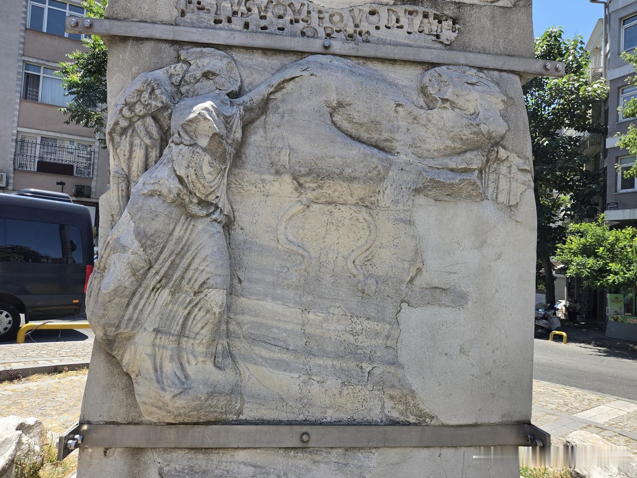 这根柱子竖得很好，叫马克西安柱，由于在克孜塔什街区，又叫克孜塔什柱。这柱子有年头