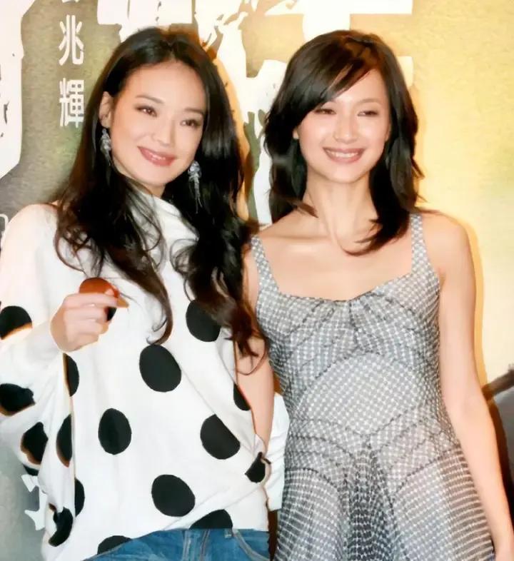 两位不同类型的美女合照，究竟谁赢了呢？

两位都不是那种第一眼就惊艳的美女，但是