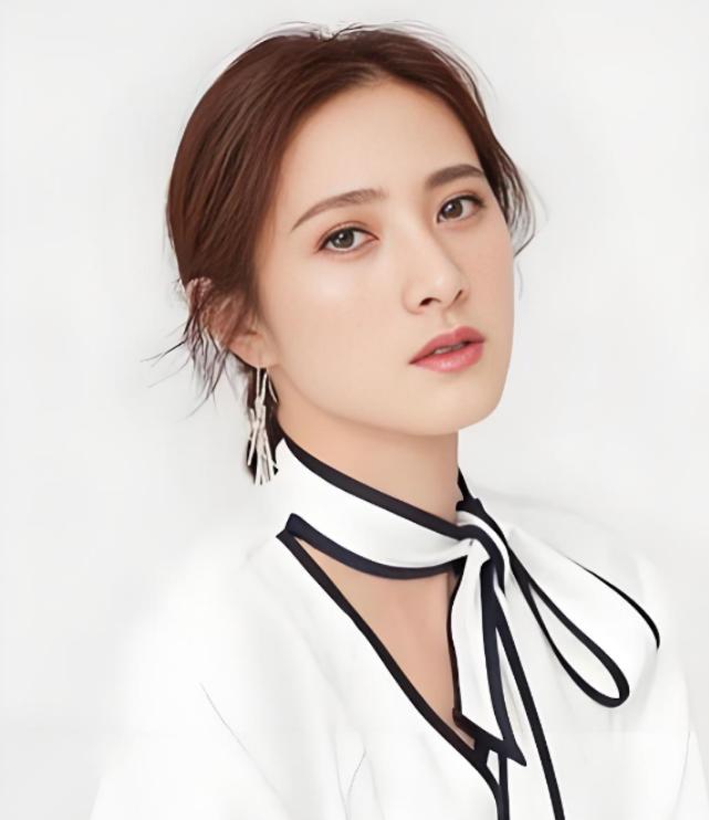 曾被传与靳东有过一段感情，后来嫁给圈外丈夫，如今46岁的隋俊波会后悔当年的选择吗