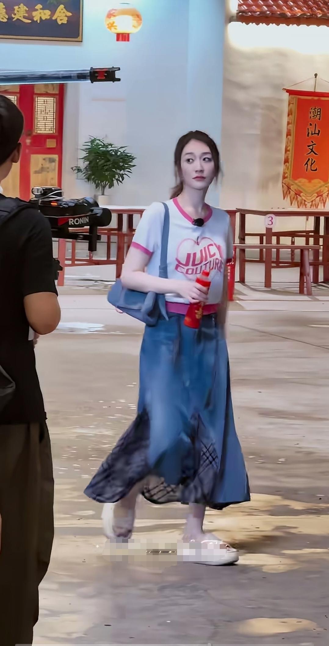 我总结了一下，李小冉这些年显年轻的秘诀，一是头发栗棕色，还得是直的，二是衣服多是