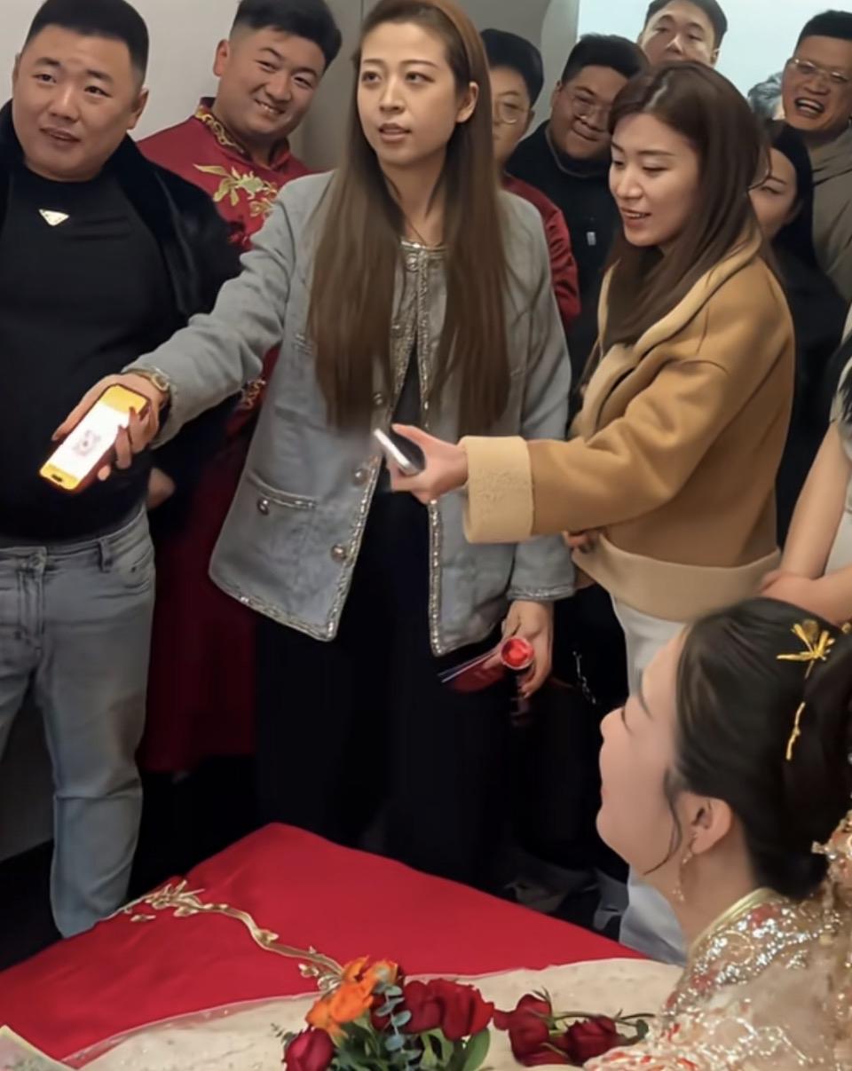 闺蜜婚礼上的惊喜时刻，姐妹情深！💕💐💍