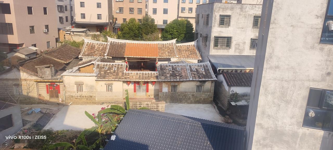 今天大年初四，我和朋友到同安新塘村转了转。这村子不大，村民们家家户户都盖起了楼房