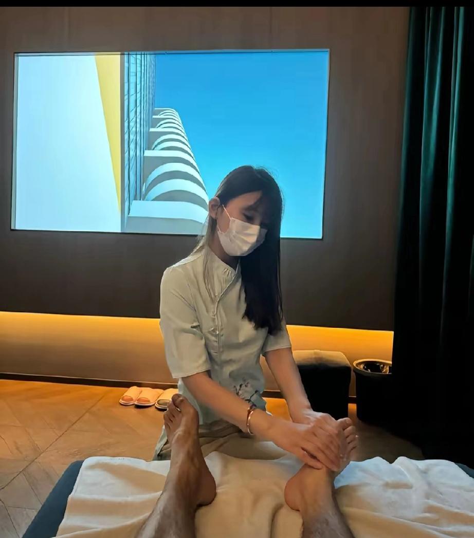 睡了白睡？杭州一家很有名的足浴店，一男子去足浴店泡脚，见年轻女技师身材好又漂亮挺