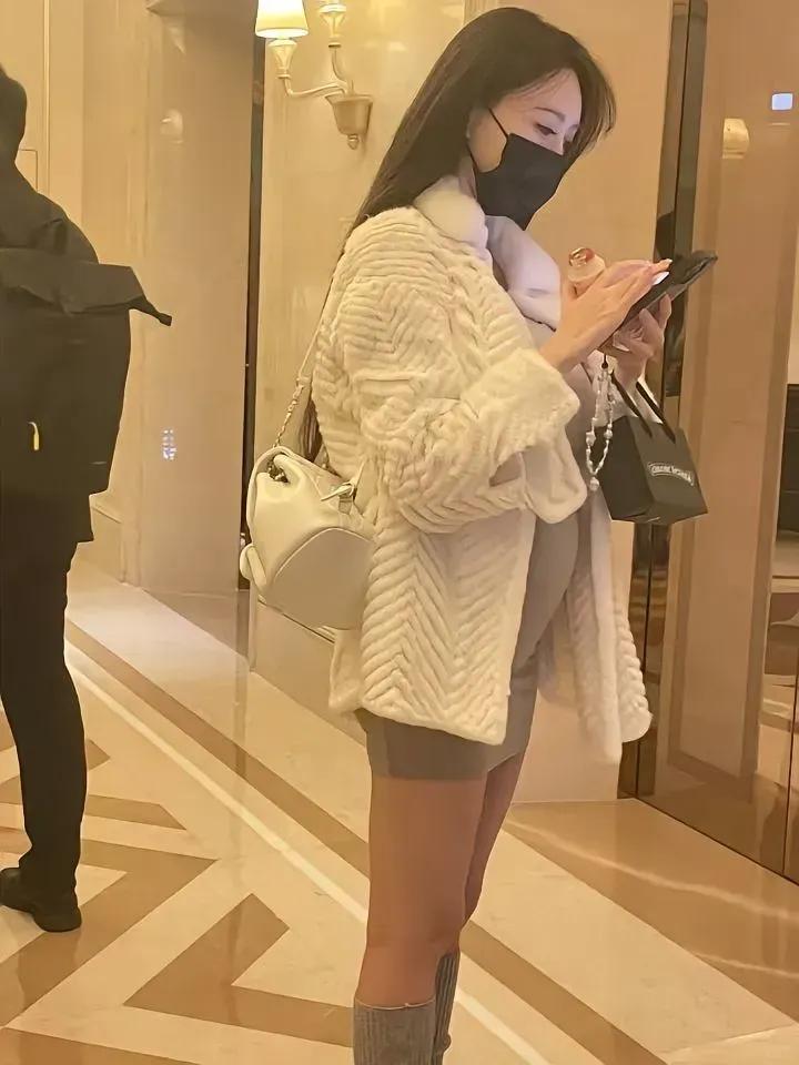 这叶柯和黄晓明到底有没有分手？近日有人拍到叶柯现身福州的照片，小腹明显隆起，孕味