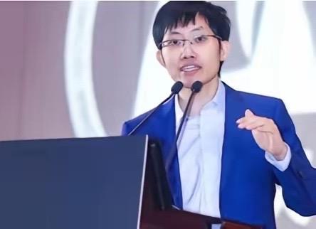 不到一年，被捧上神坛的"英雄"成了"人人喊打的过街老鼠"，国家是时候出手管管AI