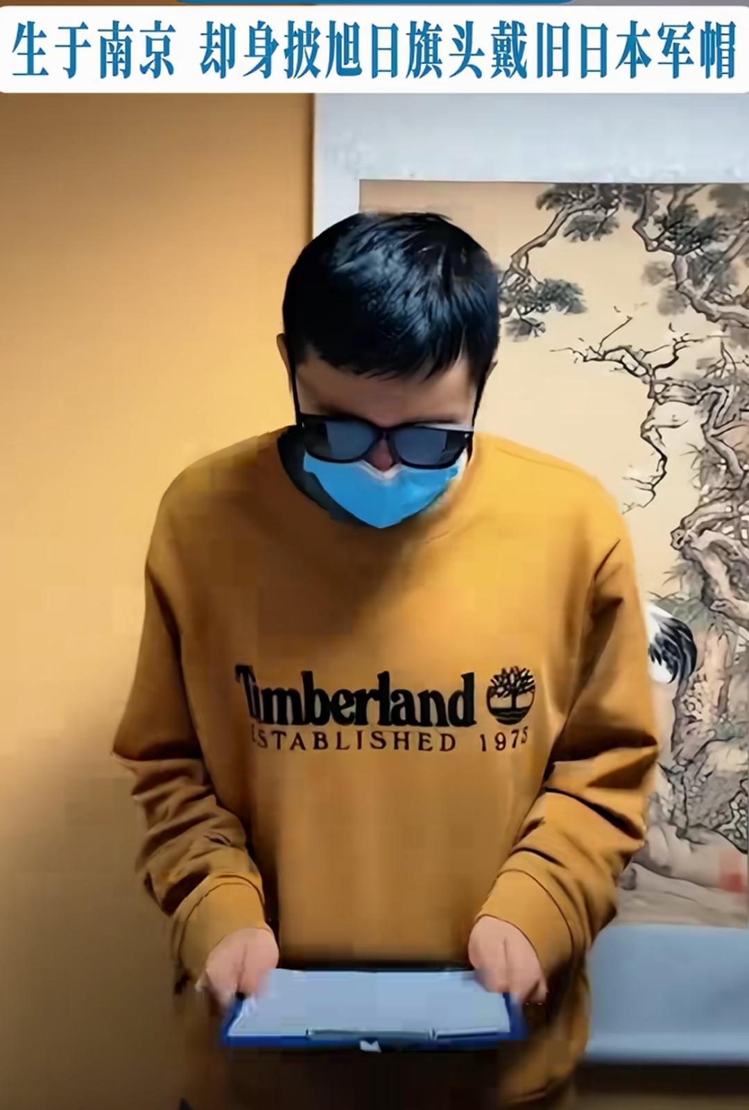 看了报道才知道，这位身披旭日旗的软骨头已经被遣返，这种垃圾货不要也罢，还有脸回来