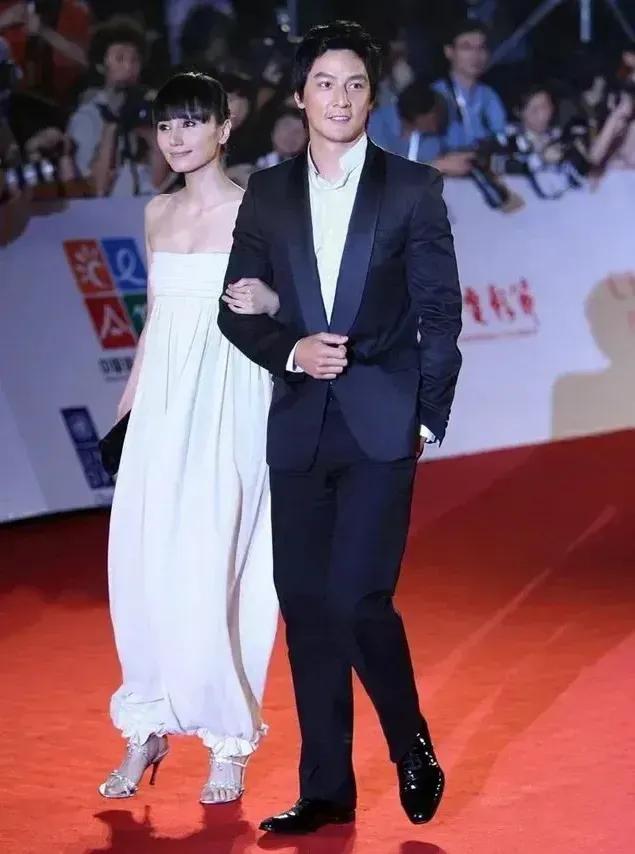 年轻时候的袁泉好美呀，厚重的齐刘海配抹胸灯笼裙一点也不土气，还多了几分灵动美！
