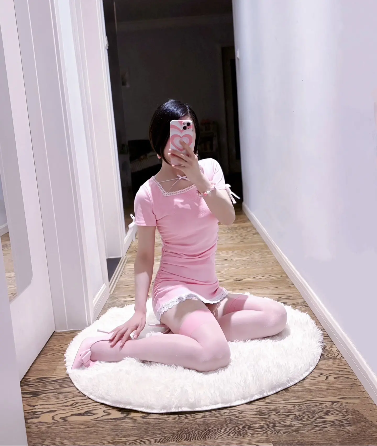 黄昏吹着风的软，星子在无意中闪， 愿你戴上百花的冠冤，明媚好似春的光艳...