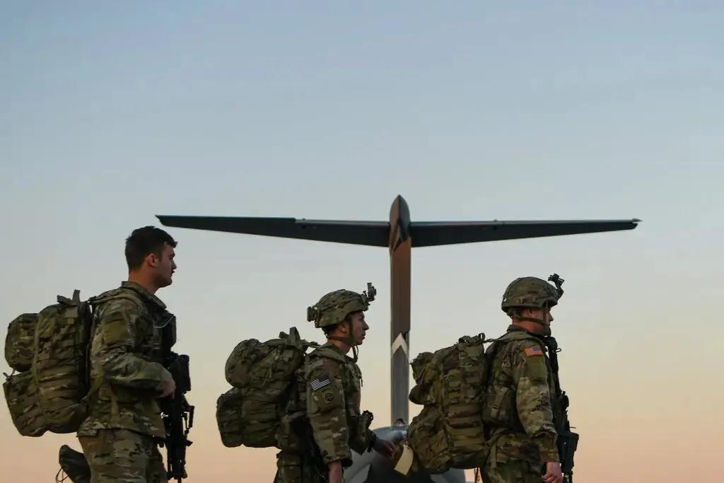 在特朗普周一宣布将重新开放霍尔木兹海峡的最后期限延长5天的同时，美国正紧锣密鼓地