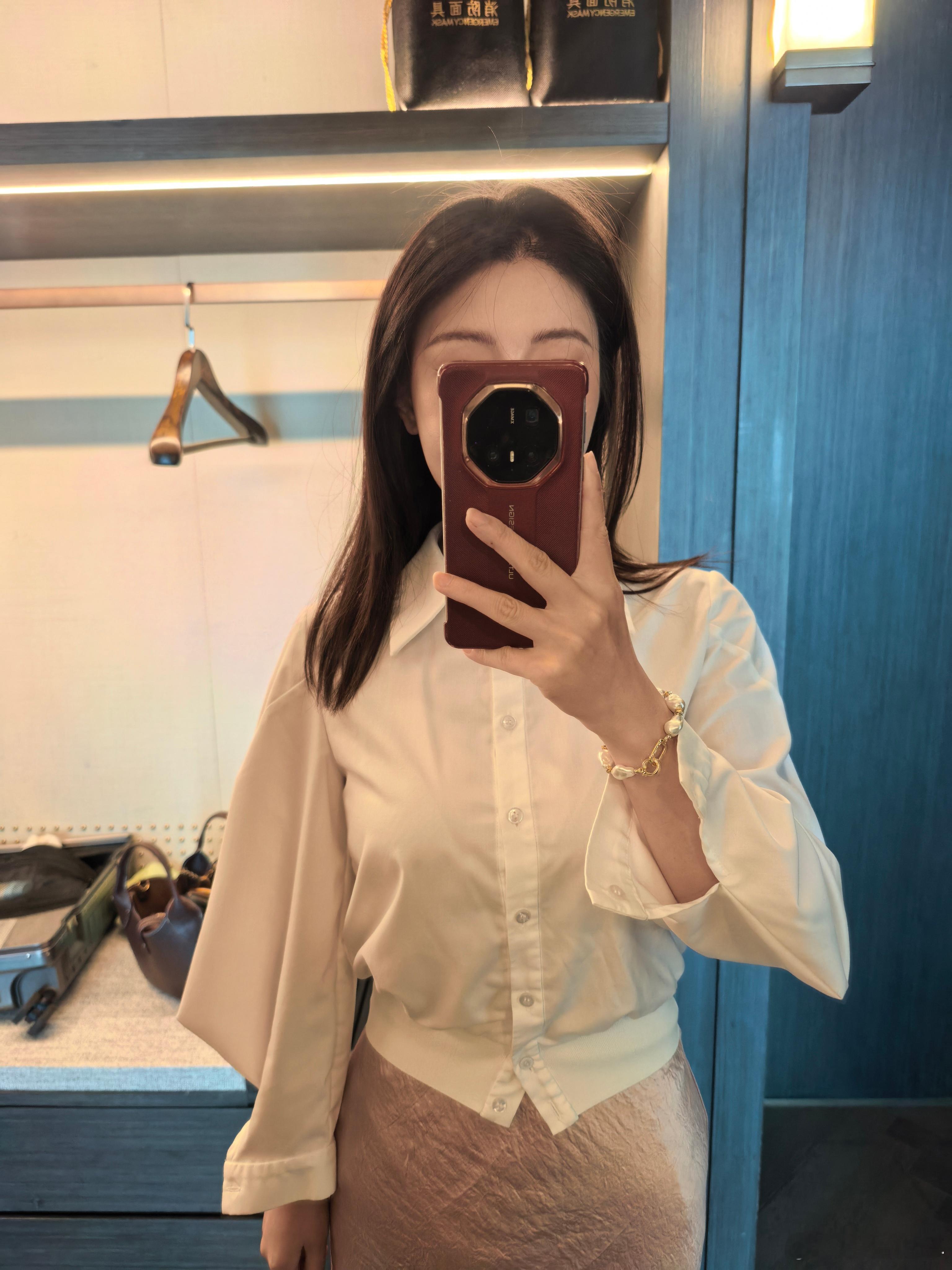 我去参加智界及问界秋季新品发布会了今天咱们就是穿的非常的正式发布会结束后咱们在鸿