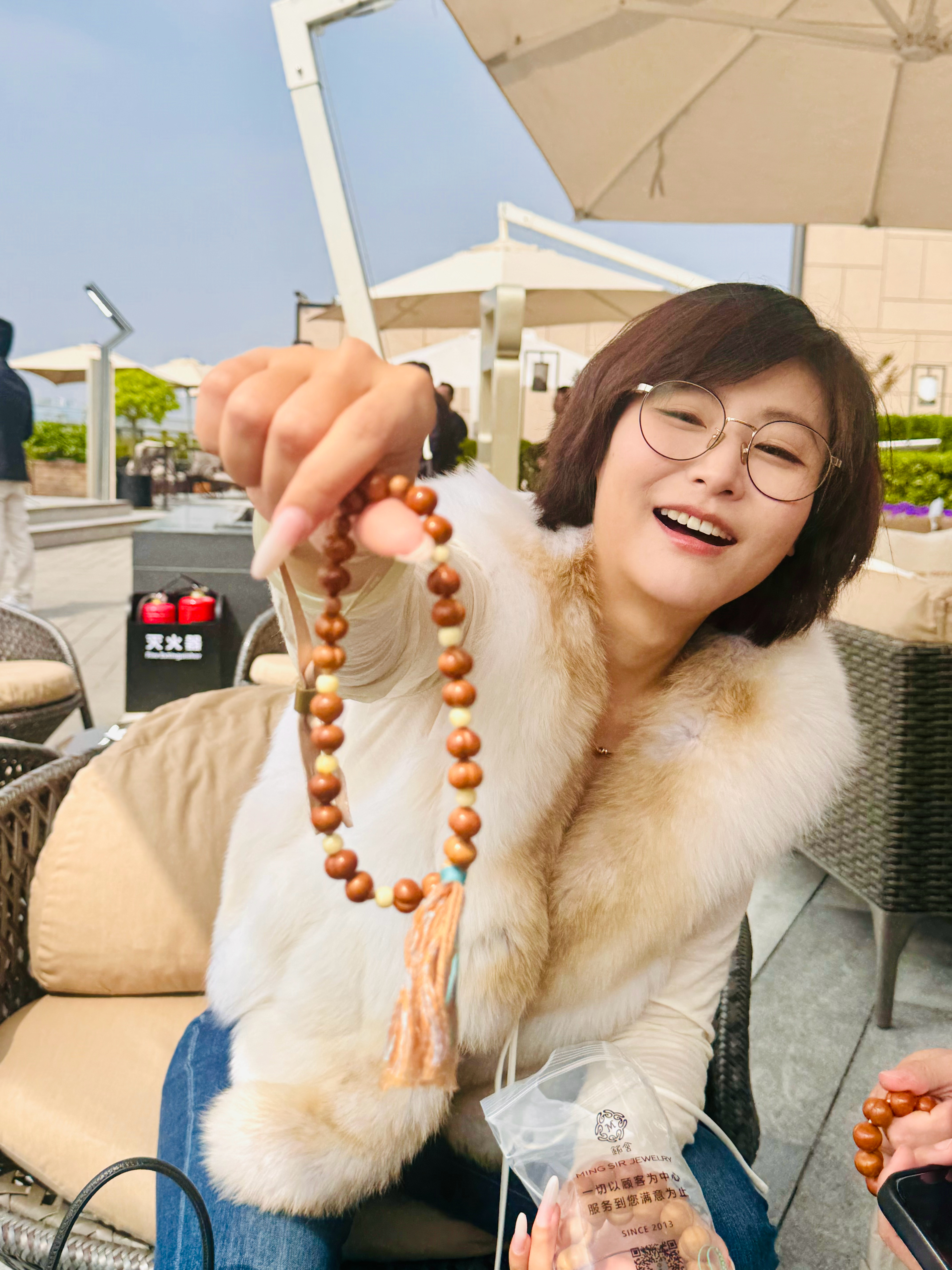 现在汽车博主难呀，生存不易，线下见面就开始破圈介绍兜售文玩把件儿。李楠说道李楠说