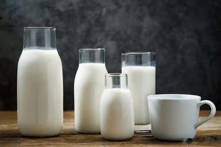 【乳业半年考】6月乳品销售额同比再降8.6%，行业冬天未退。但天润扭亏，君乐宝低