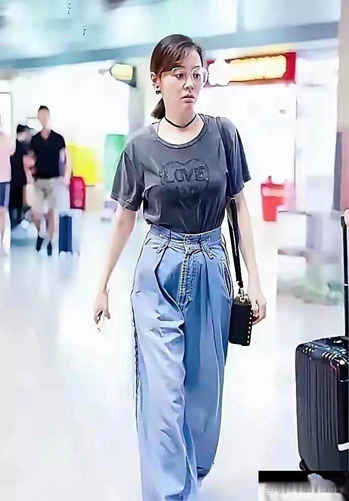 张靓颖素颜很接地气，这状态真不错。 ​​​