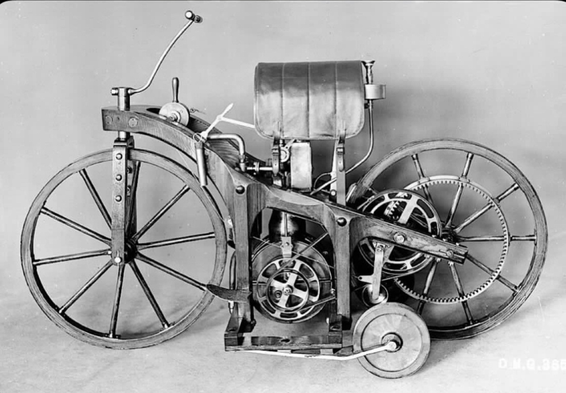 【来自投稿】1885年11月 德国工程师Gottlieb Dailmer 设计制