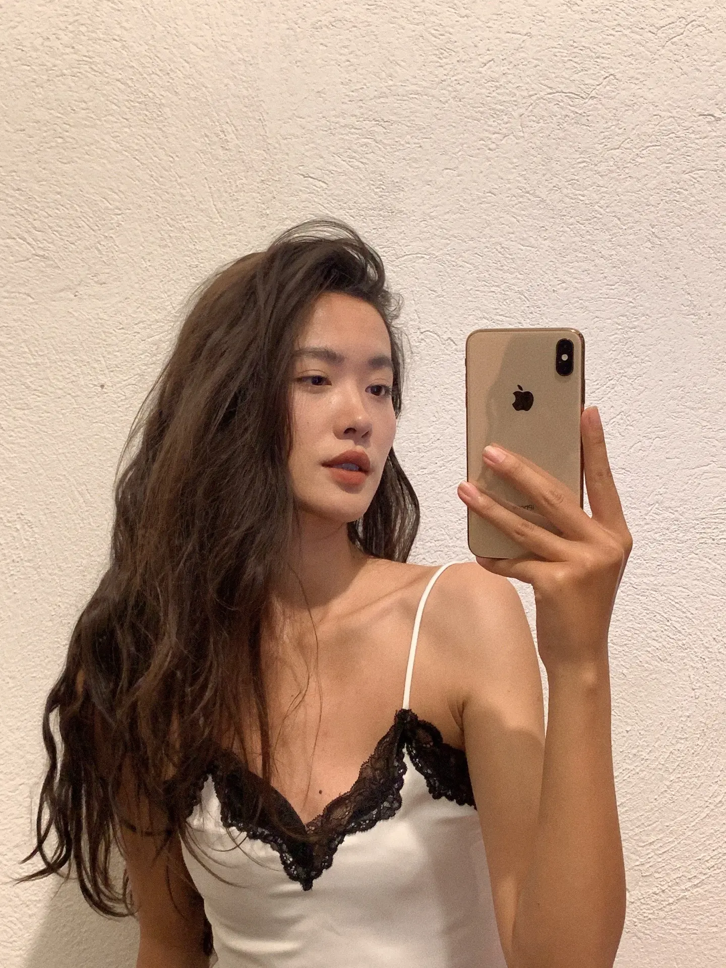 不是标准美人 但却极度迷人。