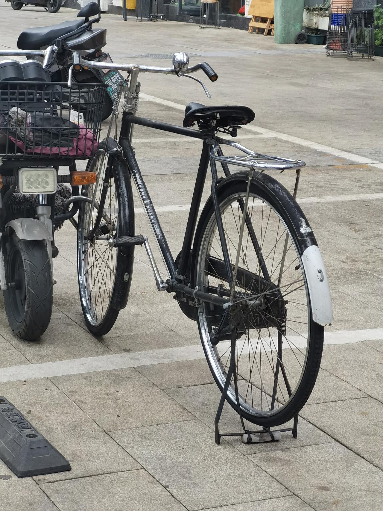 久违的二八大杠！满满的回忆！
二八大杠自行车 50年代自行车 老上海牌自行车 二