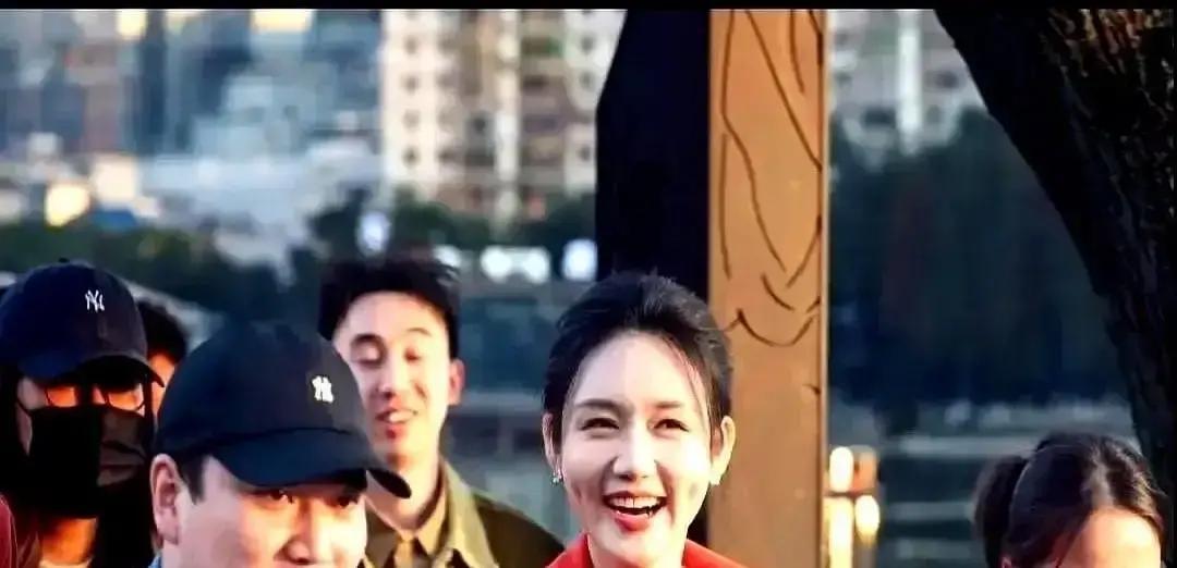 龙洋捡橘子上热搜，没人夸她优雅——因为她蹲下去的瞬间，比任何礼服都耀眼。
 
你