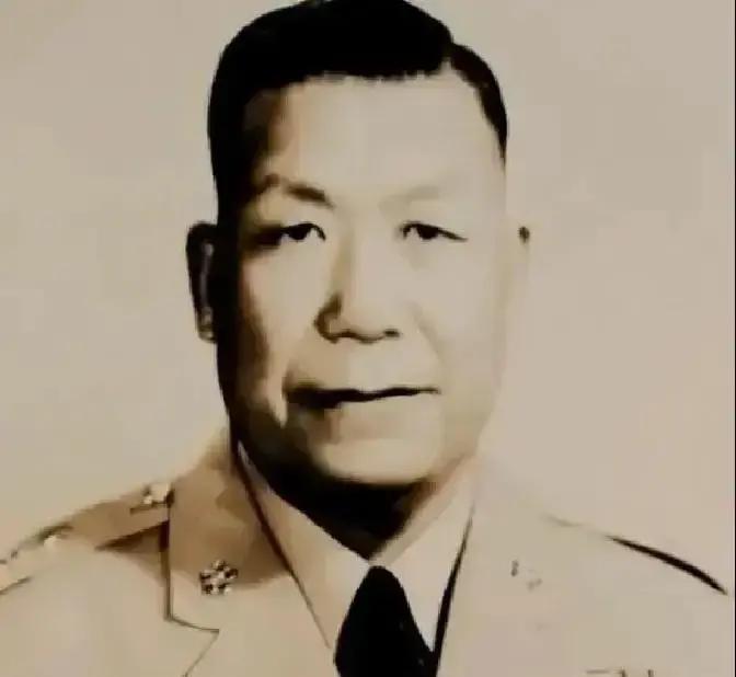 1949年春夏之交，国民党军队撤离青岛前，城内流传着一个危险计划，炸毁港口、电厂