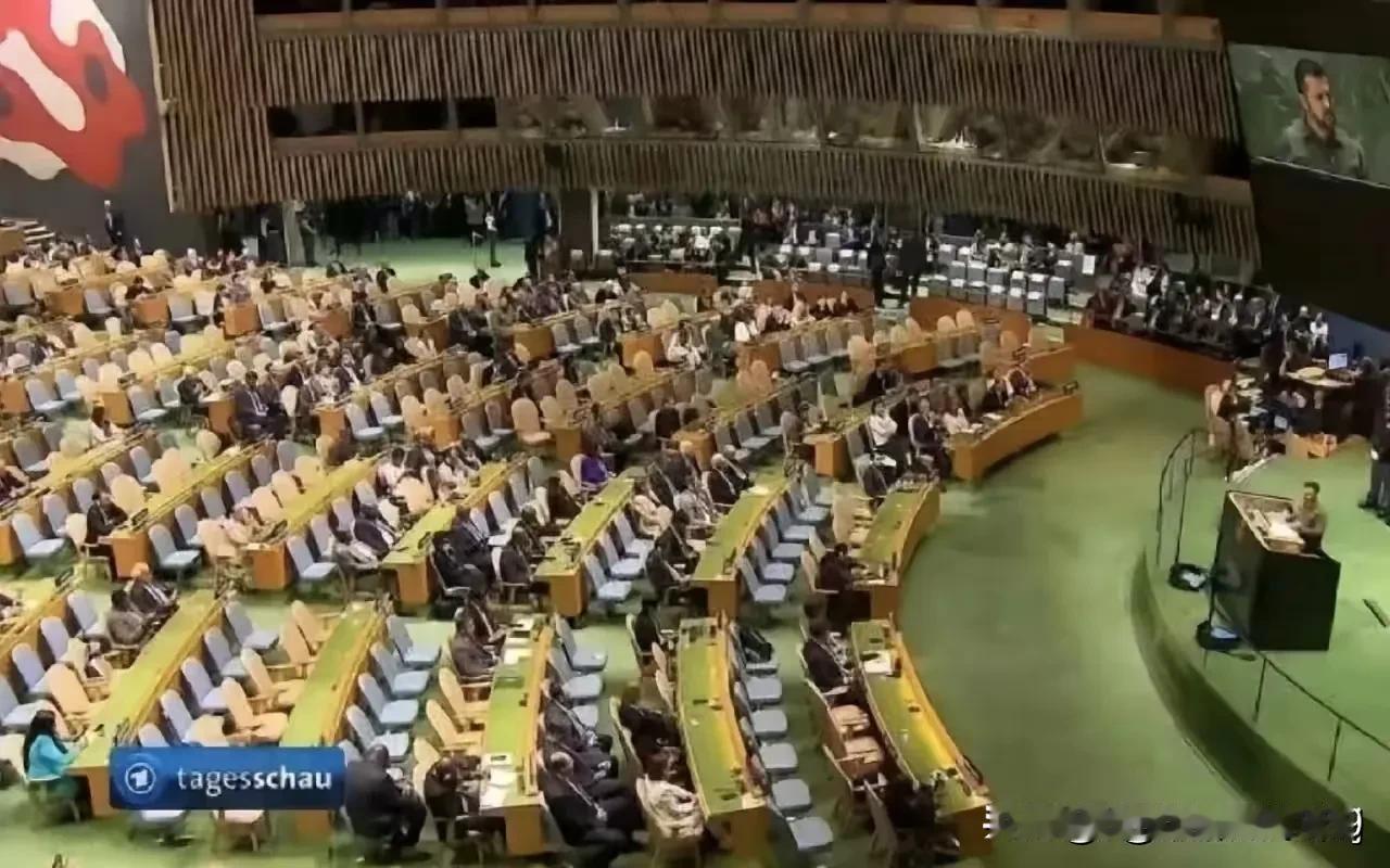 演员泽连斯基联合国的表演，搧了美国西方国家的脸。联合国大会是展现世界不研讨当前热