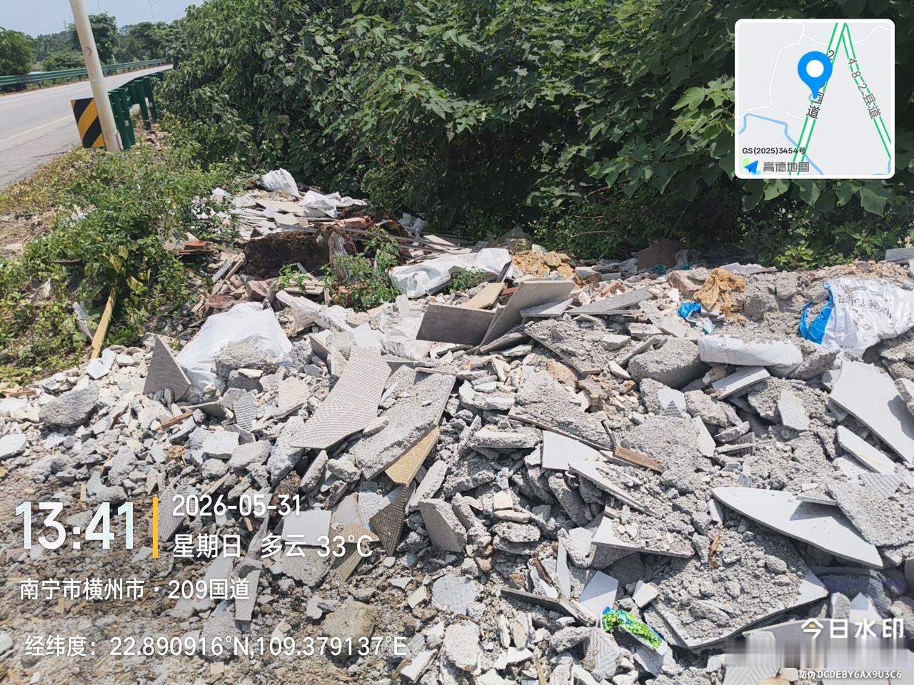 志愿者发文称：南宁市横州市209国道旁垃圾污染环境，亟待治理。从志愿者传回的图片