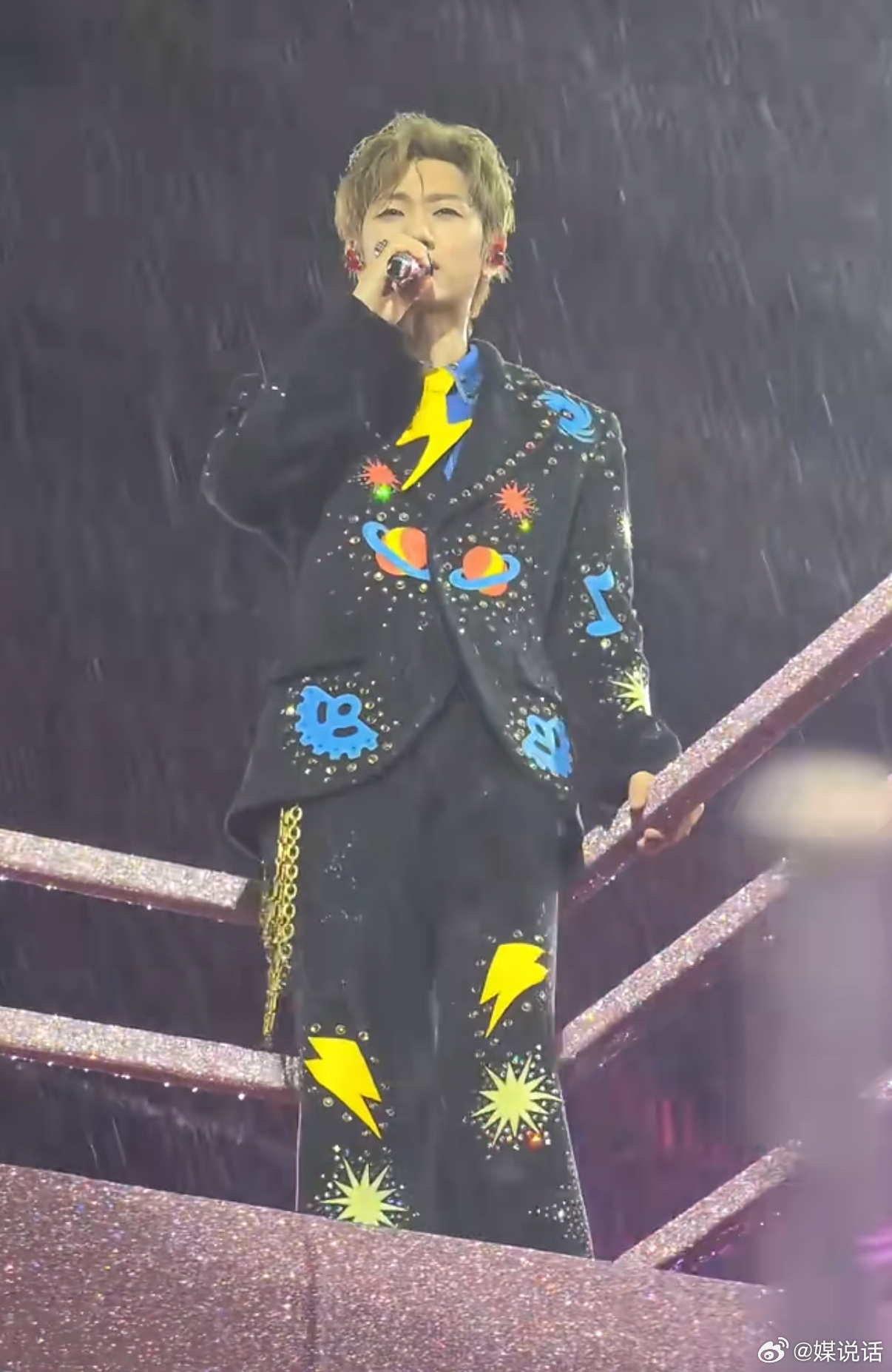 汪苏泷罗曼城天气预报 汪苏泷合肥演唱会遇大雨前一秒：汪苏泷的发胶质量真好下一秒：