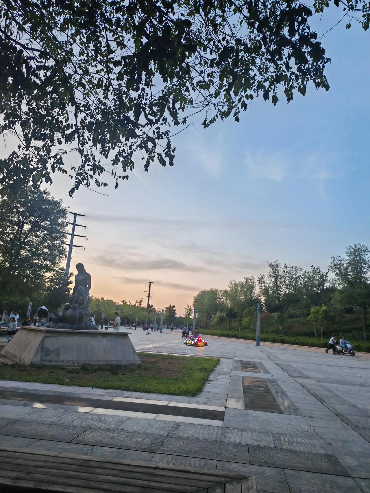 第一，我会花大量的时间和亲人呆在一起，身边几乎全部是爱我的和我爱的人。尤其对于我