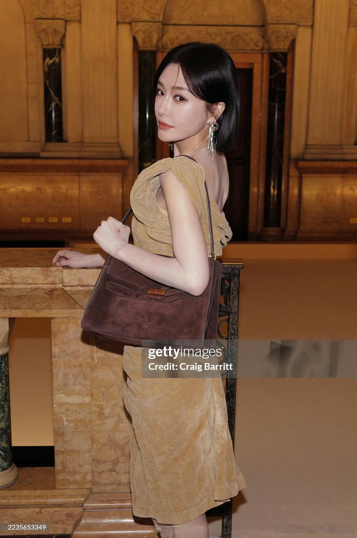 秦岚身着ToryBurch2025秋冬系列参加品牌大秀，生图依旧能打啊姐[流鼻血