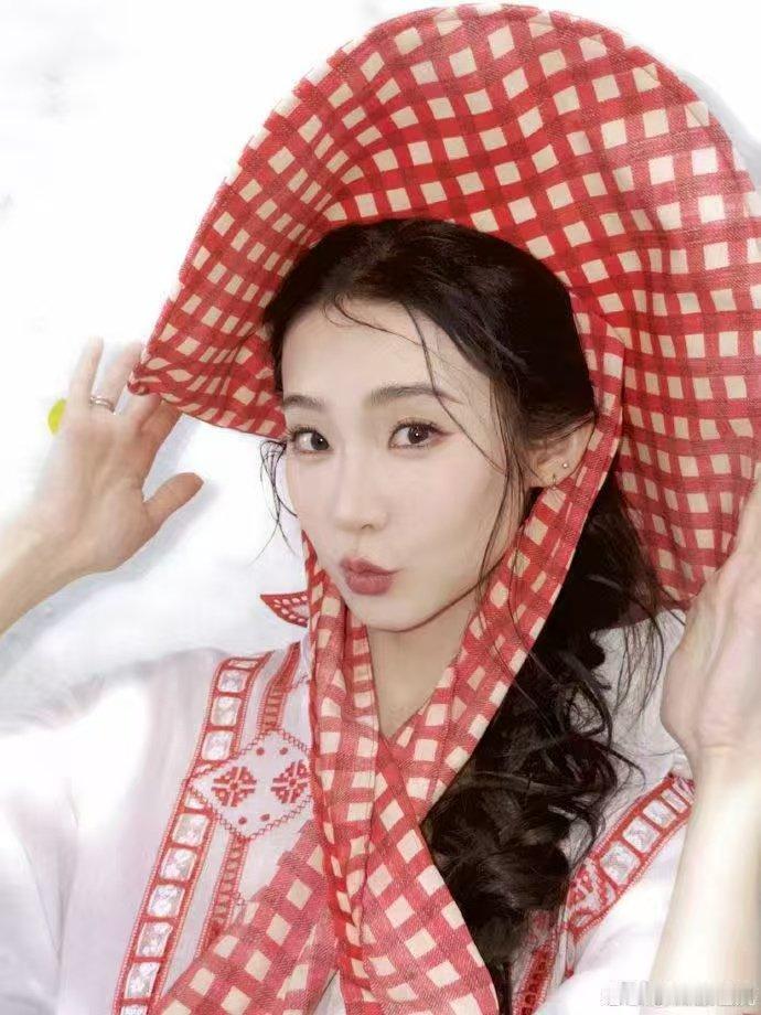 魏哲鸣张艺凡十指紧扣 谁能拒绝年上苏感×清冷甜妹！十指紧扣的小动作太戳人，低调浪