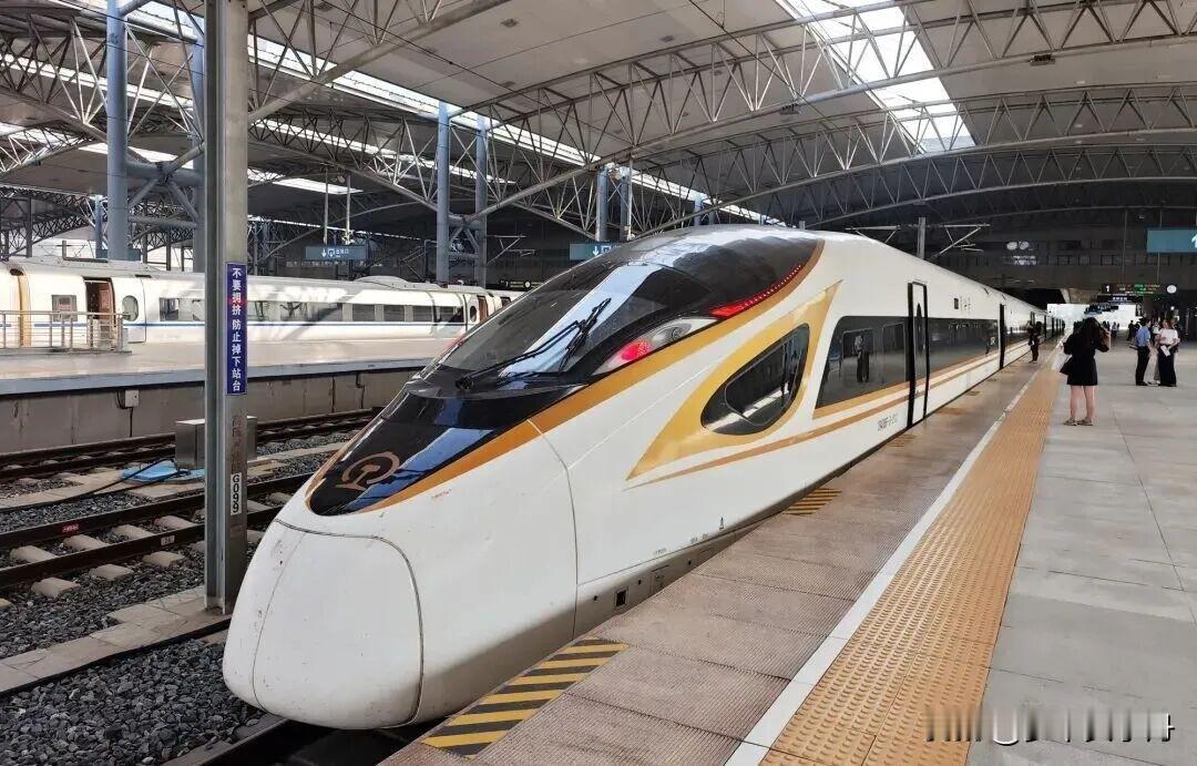 中国高铁网络即将迎来新一轮升级改造。据最新消息，京广高铁武广段和沪昆高铁杭长段两