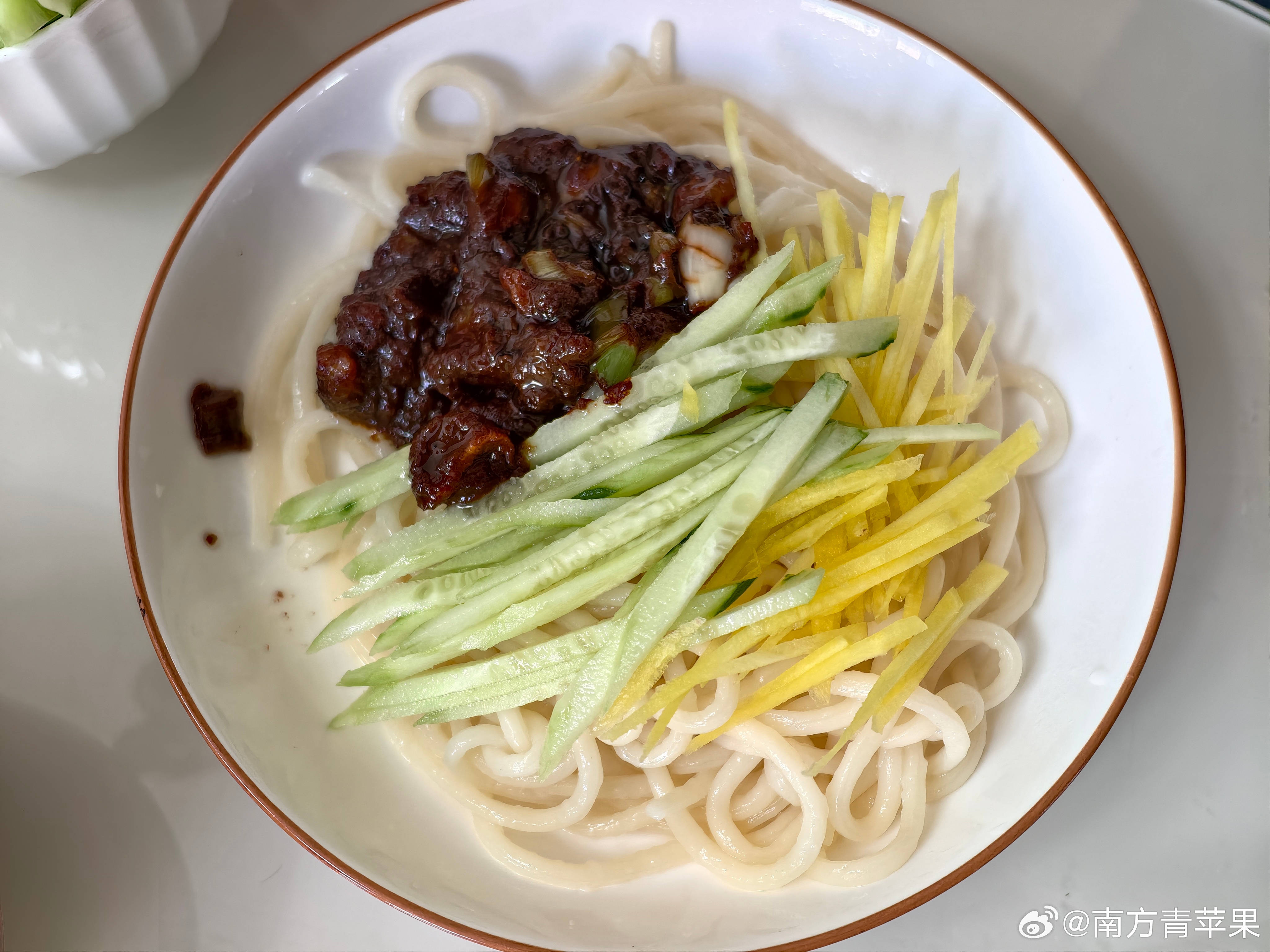 都炒好两个菜了，大美突然说要吃炸酱面，于是匆匆做了碗炸酱，面码也就凑合了。我的做
