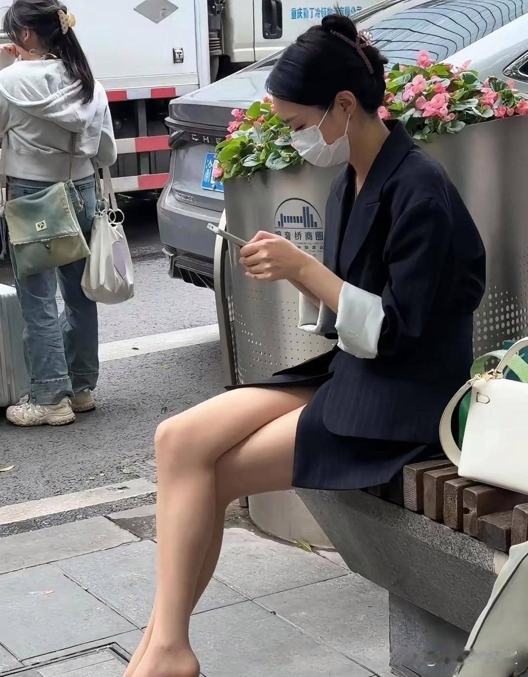 在人多的地方挑鞋，真的挺尴尬的。 ​​​