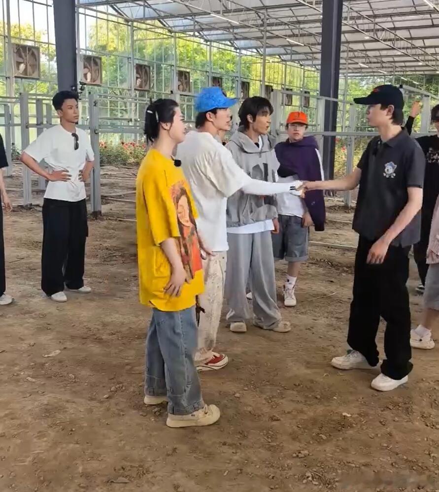 十个勤天付航、嘻哈、王越、刘仁铖上种地吧了脱口秀演员们这回也是务农上了十个勤天‖