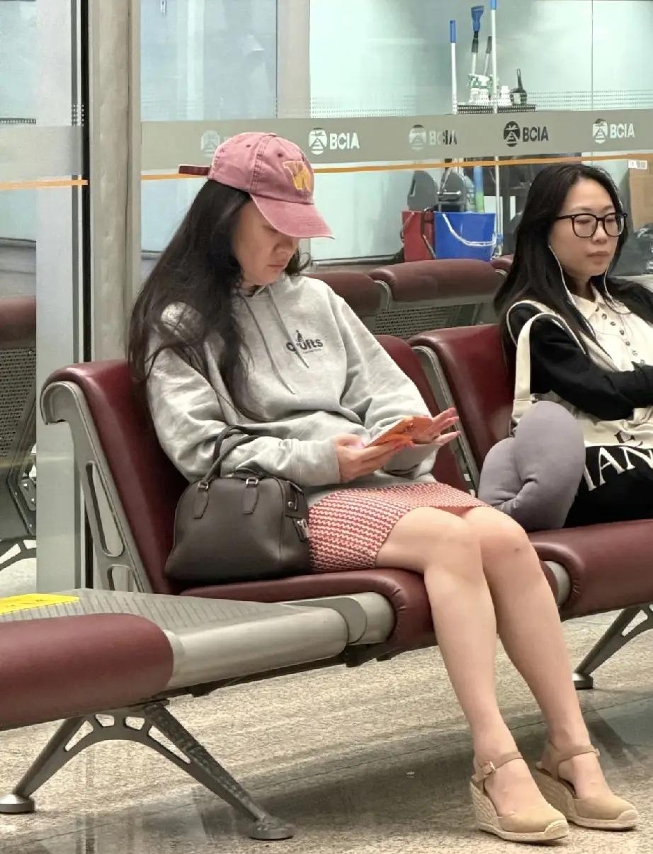 霍思燕机场被偶遇，完全素颜气质甚至不如普通人，看来她是有点不修边幅了，估计她年龄