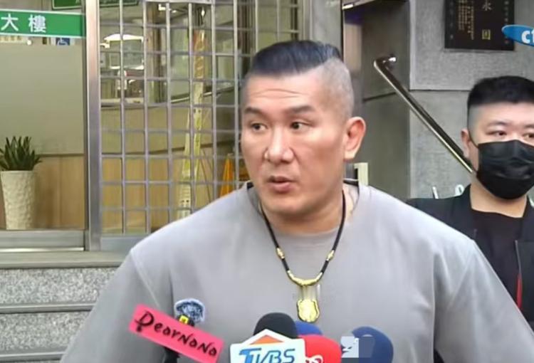 馆长将自己的膝盖都押上去了！
针对绿媒炒作沈伯洋扫街人潮多，馆长近日直播撂下狠话