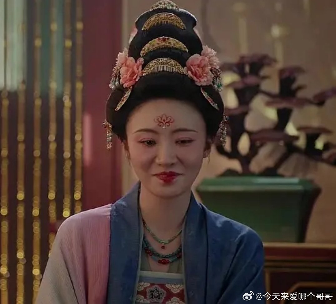 张月在浪姐翻红应该也难接到女主戏，她在莫离里很标准女配脸，没有舞台妆好看 
